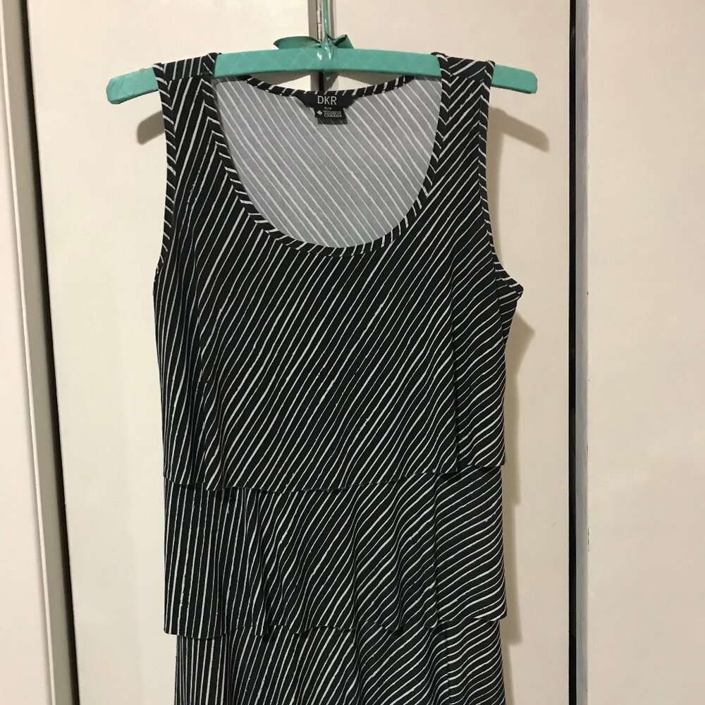 DKR Ladies Black And White Sleeveless Top Size Small